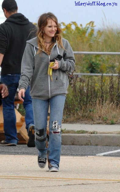 6221-hilary-duff-greta-set-12.jpg, 121 KB